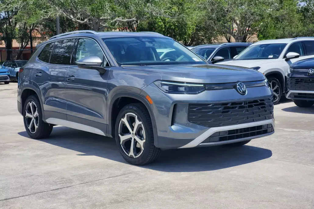 2025 Volkswagen Tiguan SE photo 1