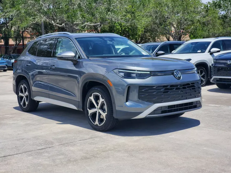 2025 Volkswagen Tiguan SE photo 1