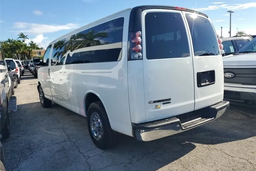 2015 Chevrolet Express 3500 LT Passenger photo 1