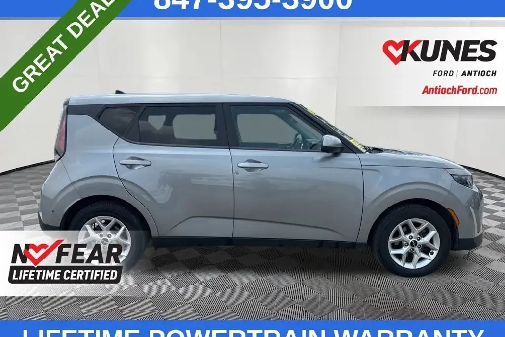 2023 Kia Soul LX photo 1