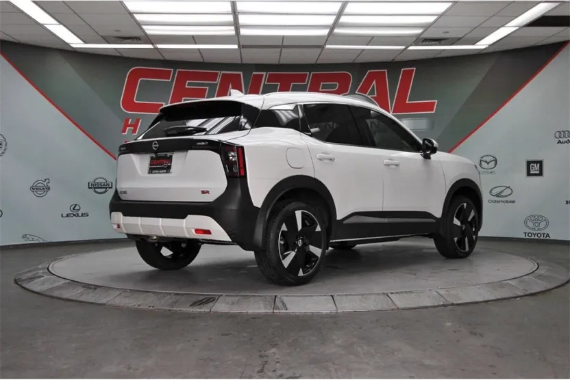 2025 Nissan Kicks SR photo 1