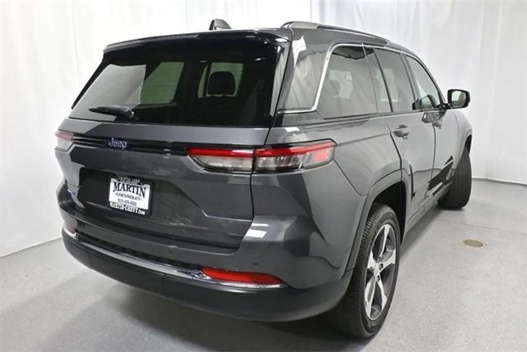 2023 Jeep Cherokee Base photo 1