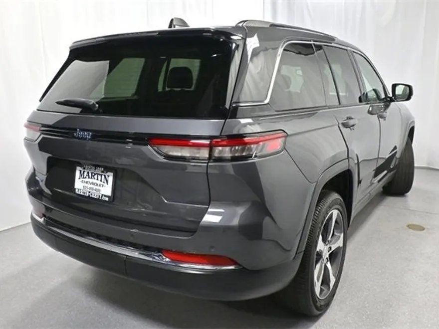 2023 Jeep Cherokee Base photo 1