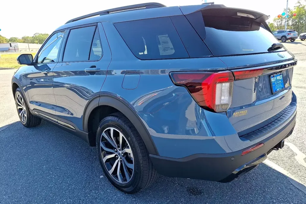 2025 Ford Explorer ST-Line photo 1