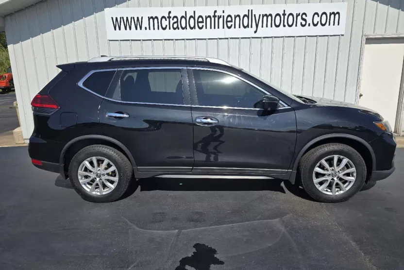 2017 Nissan Rogue SV photo 1