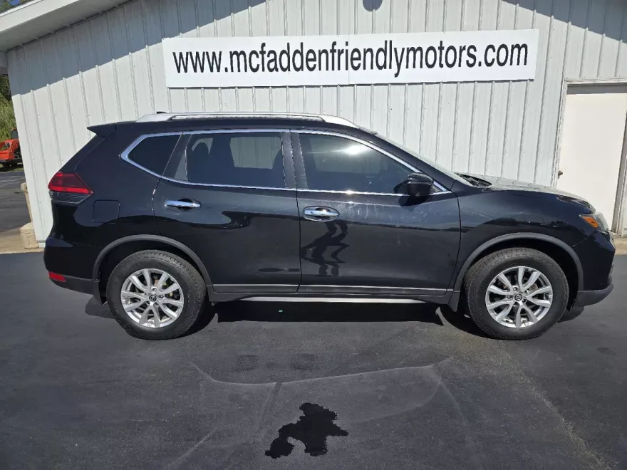 2017 Nissan Rogue SV photo 1