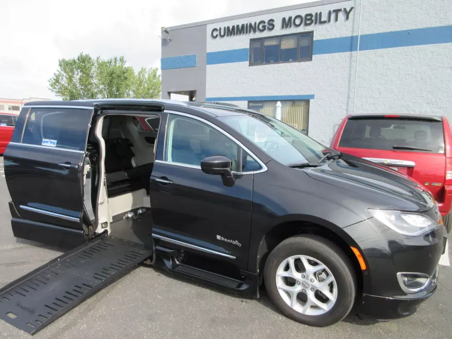 2017 Chrysler Pacifica Touring Plus photo 1