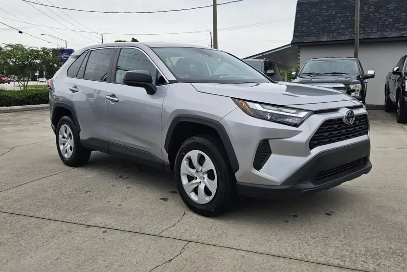 2023 Toyota RAV4 LE photo 1