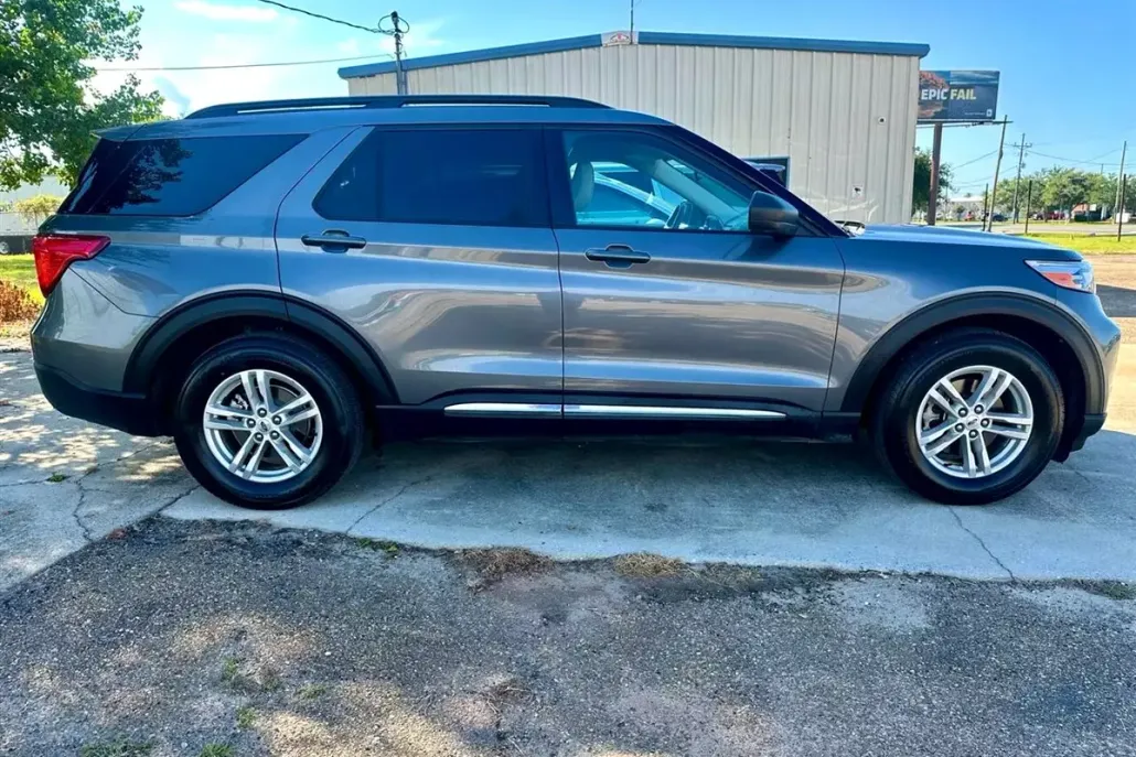 2023 Ford Explorer XLT photo 1