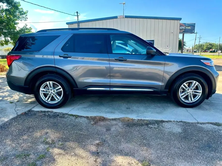 2023 Ford Explorer XLT photo 1