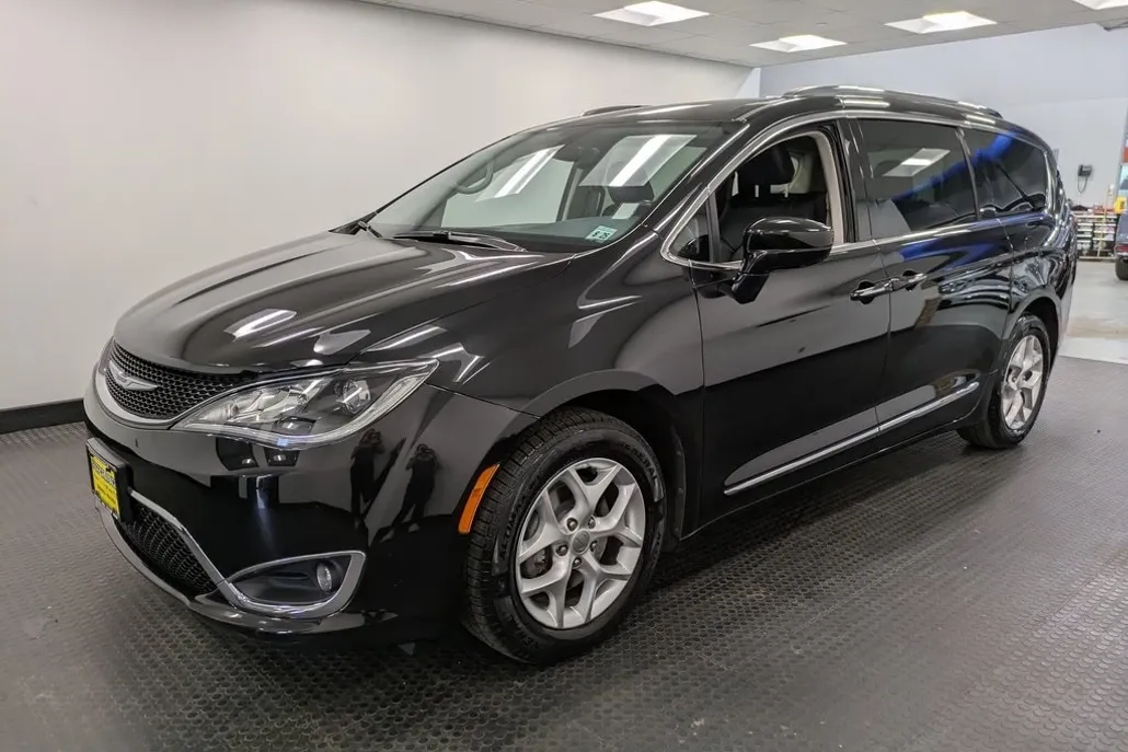 2020 Chrysler Pacifica Touring Plus photo 1