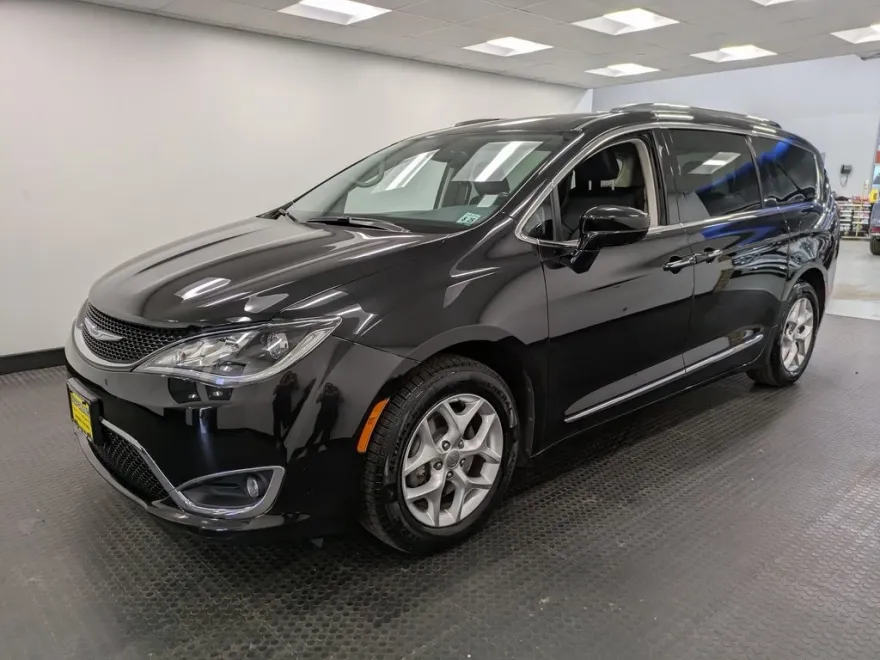 2020 Chrysler Pacifica Touring Plus photo 1
