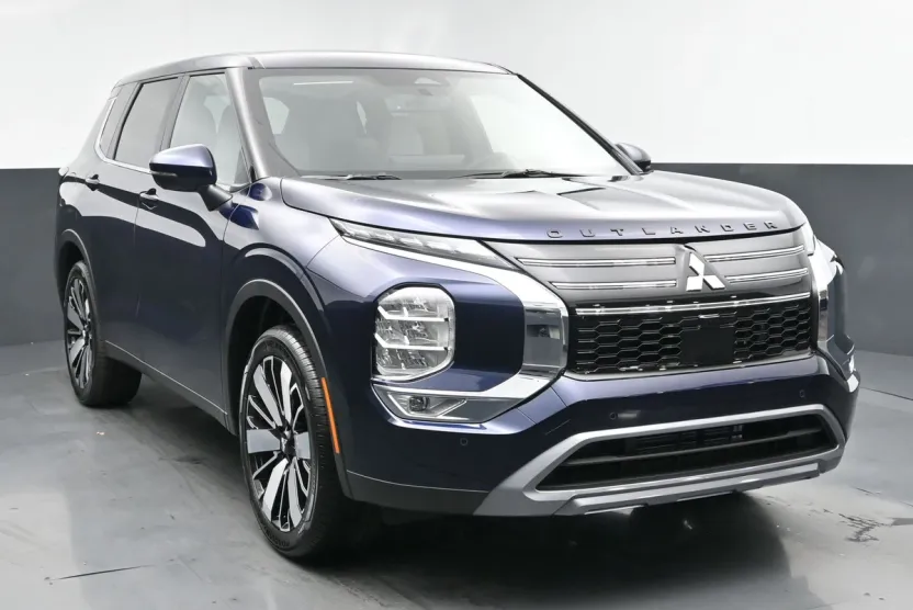 2025 Mitsubishi Outlander SE photo 1