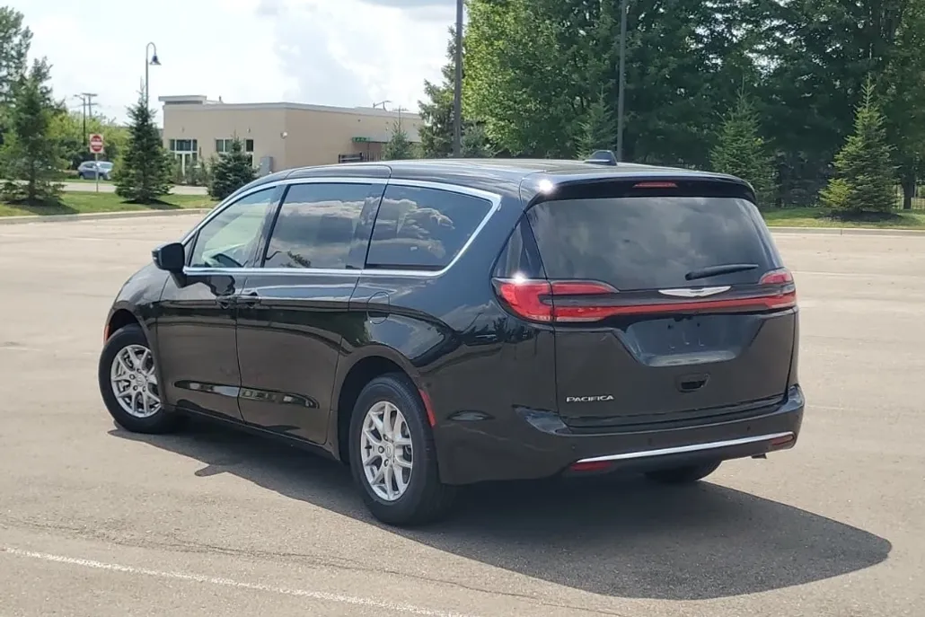 2026 Chrysler Pacifica photo 1