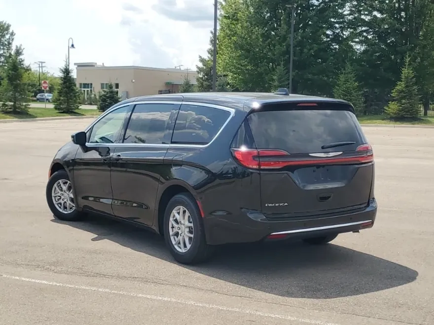 2026 Chrysler Pacifica photo 1