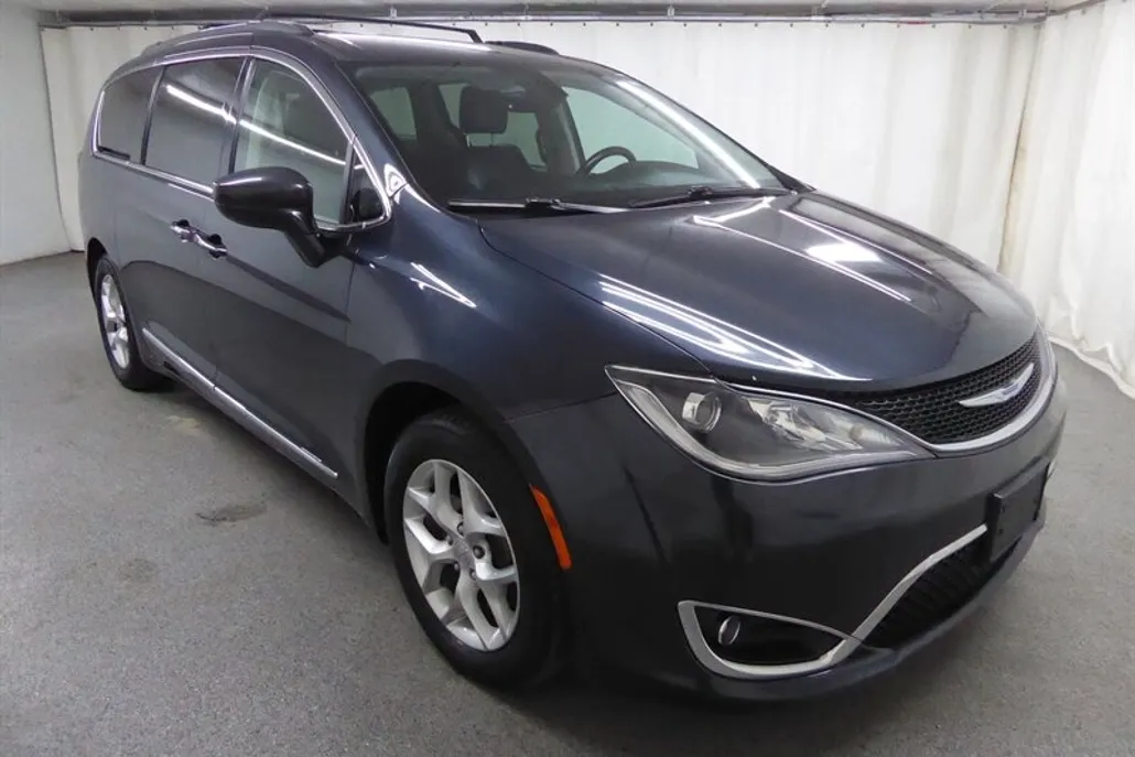 2019 Chrysler Pacifica Touring Plus photo 1