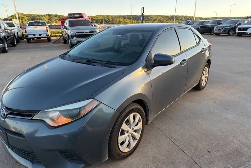 2014 Toyota Corolla LE photo 1