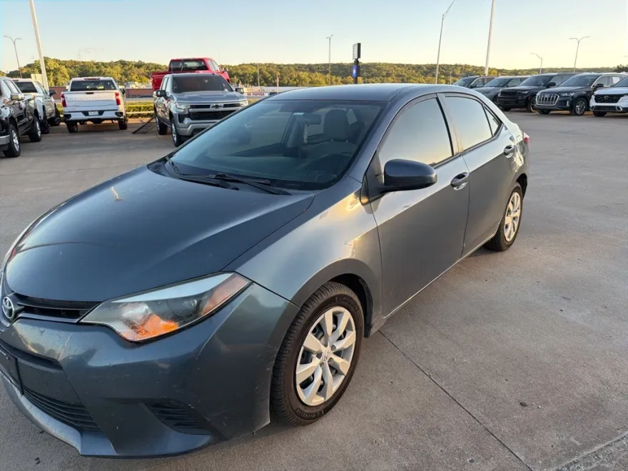 2014 Toyota Corolla LE photo 1