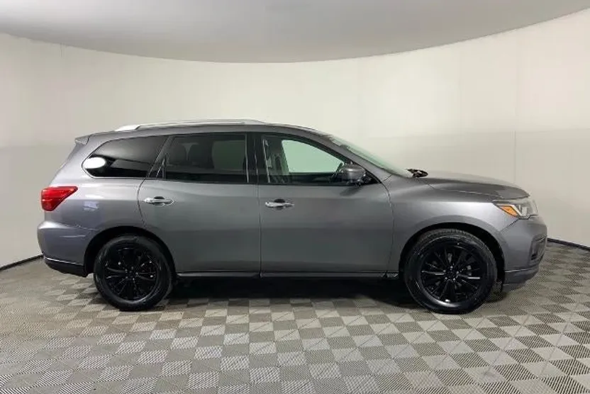 2019 Nissan Pathfinder SL photo 1