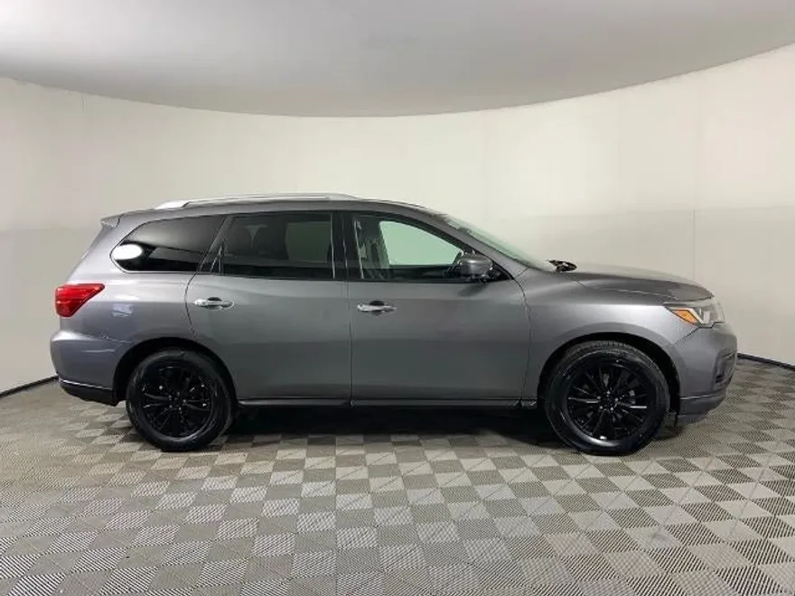 2019 Nissan Pathfinder SL photo 1