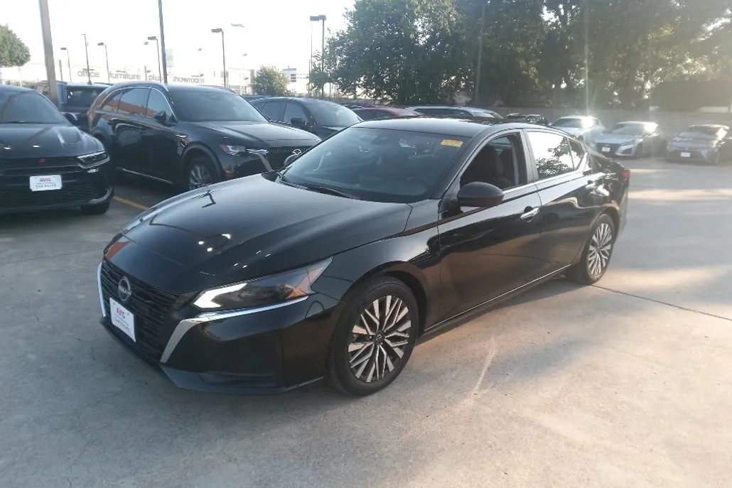2024 Nissan Altima 2.5 SV photo 1