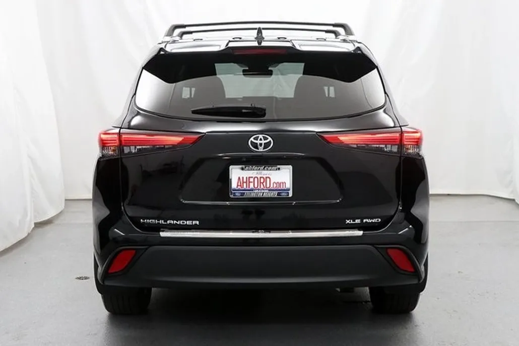 2023 Toyota Highlander XLE photo 1