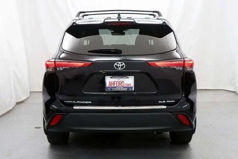 2023 Toyota Highlander XLE photo 1