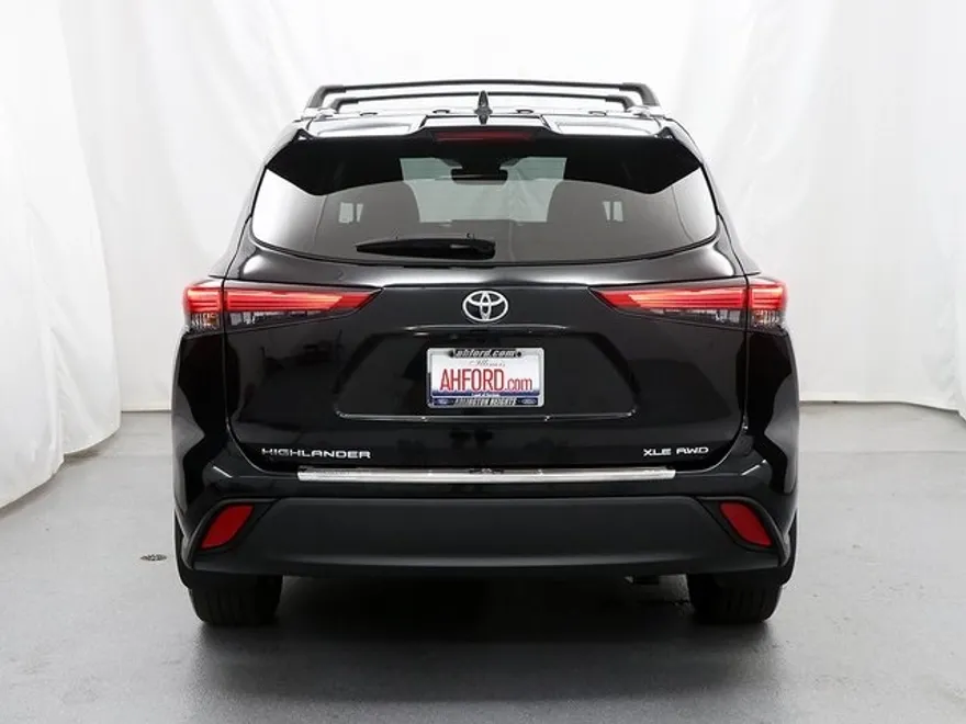 2023 Toyota Highlander XLE photo 1