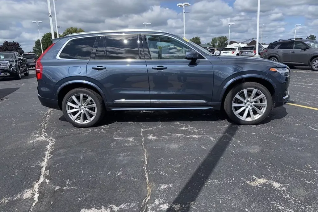 2023 Volvo XC90 Plus photo 1