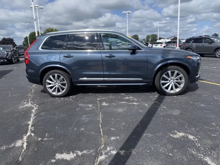 2023 Volvo XC90 Plus photo 1