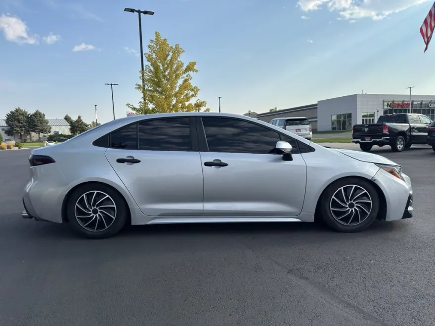 2022 Toyota Corolla LE photo 1