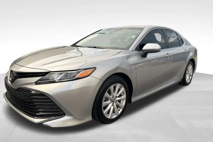 2018 Toyota Camry LE photo 1