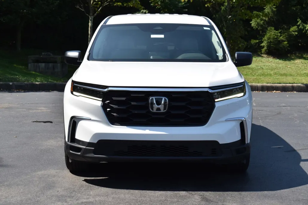 2023 Honda Pilot LX photo 1