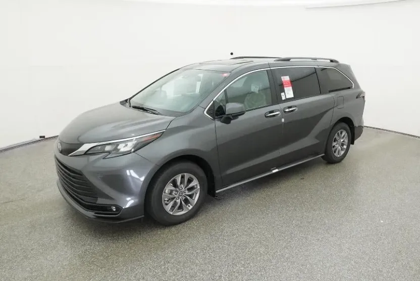 2025 Toyota Sienna XLE photo 1
