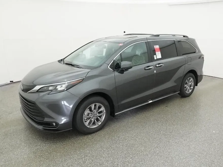 2025 Toyota Sienna XLE photo 1