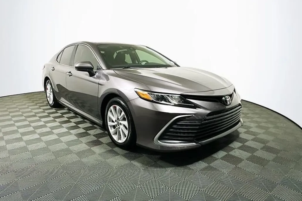 2022 Toyota Camry LE photo 1