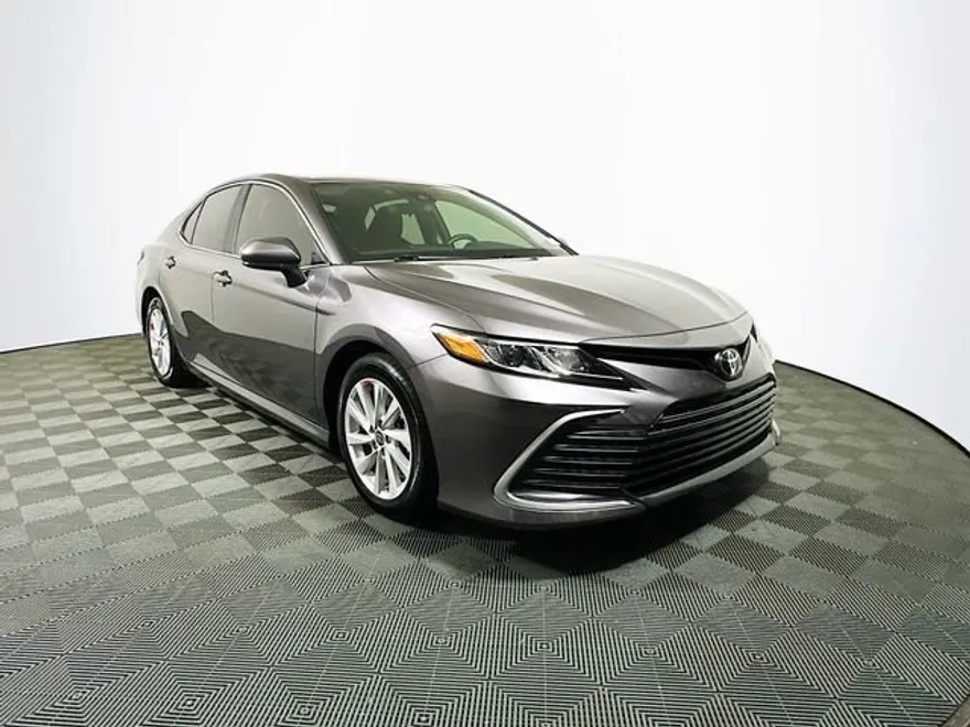 2022 Toyota Camry LE photo 1