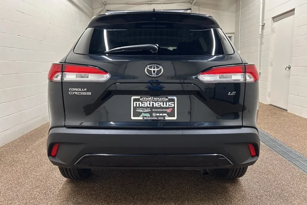 2024 Toyota Corolla Cross LE photo 1