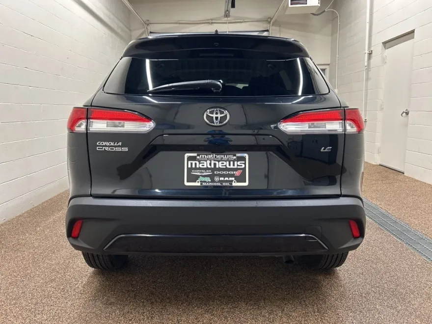 2024 Toyota Corolla Cross LE photo 1