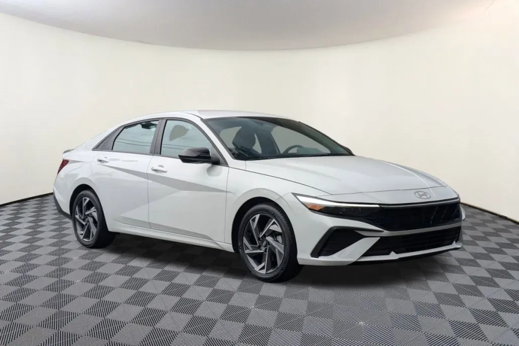 2025 Hyundai Elantra SEL Sport photo 1