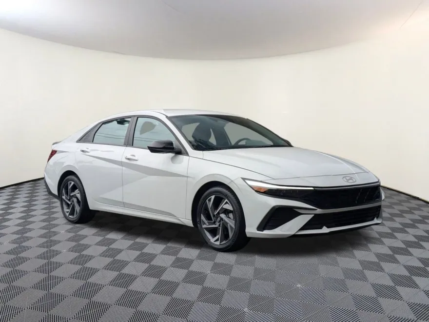 2025 Hyundai Elantra SEL Sport photo 1