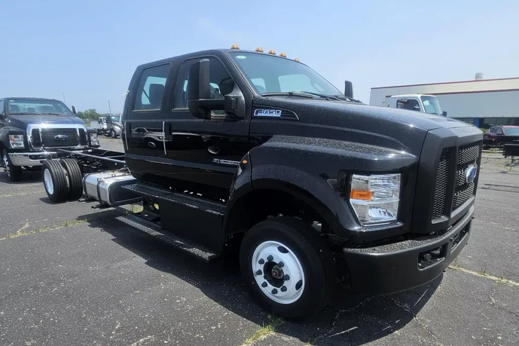 2025 Ford F-650 Base photo 1