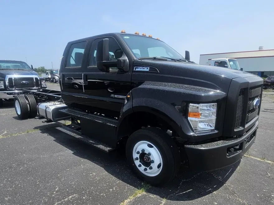 2025 Ford F-650 Base photo 1