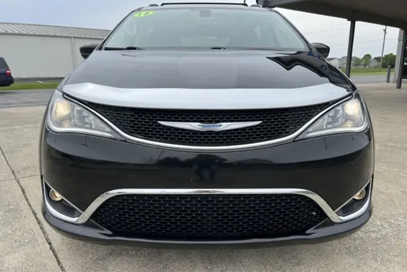 2018 Chrysler Pacifica Touring L photo 1