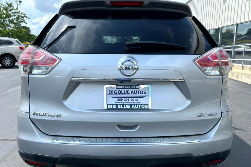 2016 Nissan Rogue SV photo 1