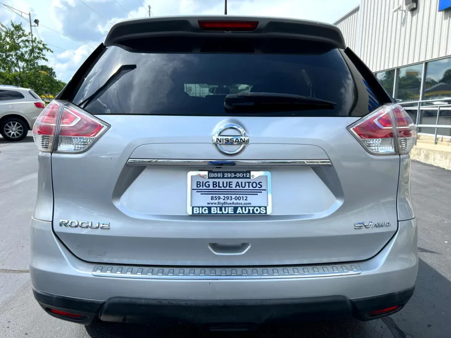 2016 Nissan Rogue SV photo 1