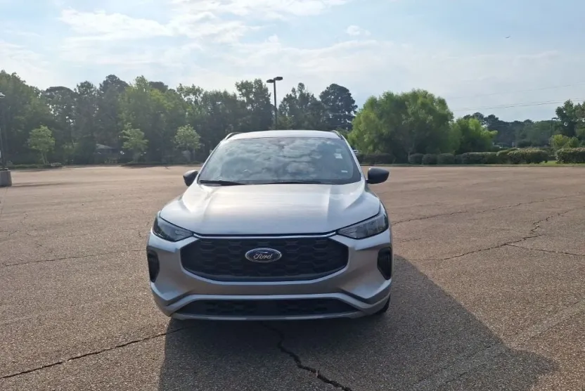 2023 Ford Escape ST-Line photo 1