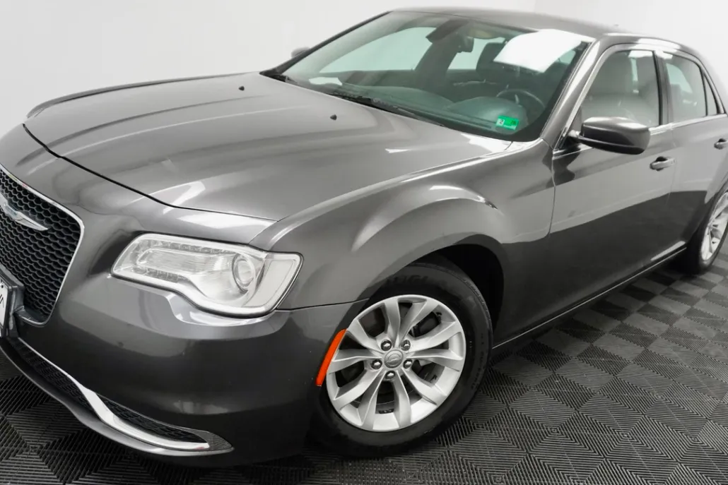 2015 Chrysler 300 Limited photo 1