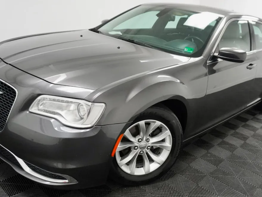 2015 Chrysler 300 Limited photo 1