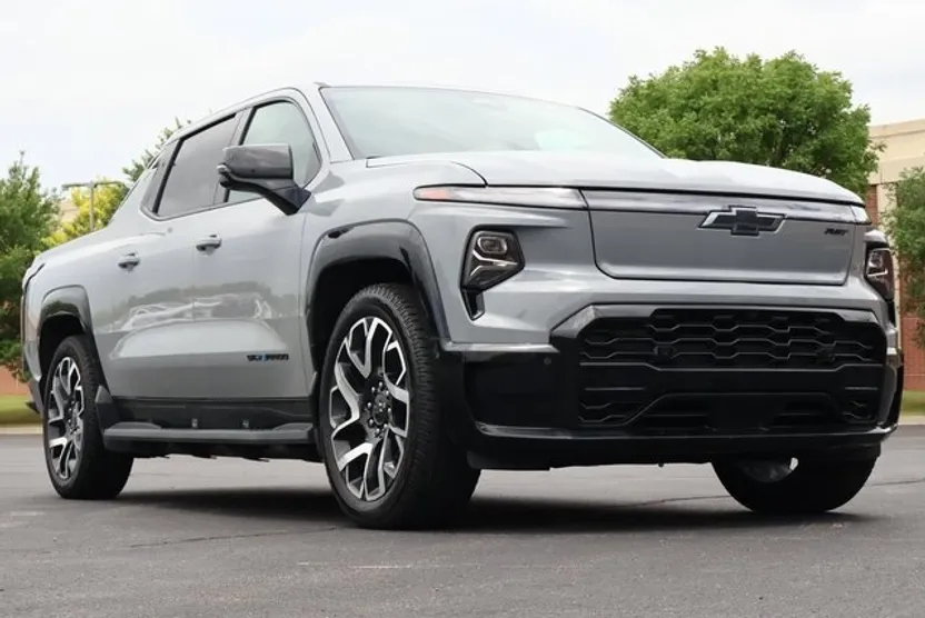 2025 Chevrolet Silverado EV RST photo 1